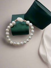 Luxury Freshwater Pearl Bracelet with Mother of Pearl Flower